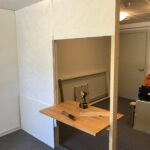 Samtalevæg under installation - bøgetræsbordplade