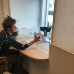 Ulla ved lydfelt med hånd