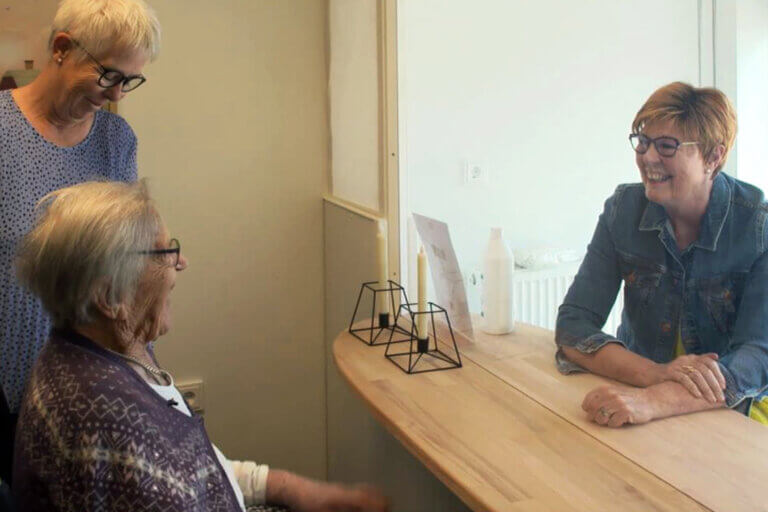Samtalevæggen giver mulighed for at mødes indendørs Samtalevæggen giver mulighed for at mødes indendørs