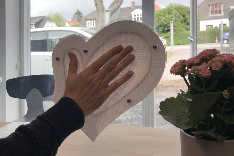 Lydfelt med hånd Lokalt lydtransmissionsfelt i polycarbonat ruden udformet som en hånd